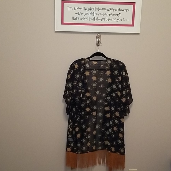 Lularoe Kimono with fringe - Picture 4 of 4
